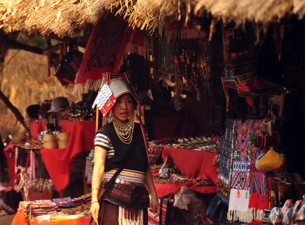 Chiang Mai Tailândia Março 2013 Jovem Mulher Tenda Aldeia Oriental — Fotografia de Stock