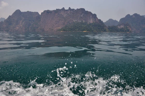 Splash Onde Baia Tropicale Con Scogliere Carsiche Limpidi Spruzzi Freschi — Foto Stock