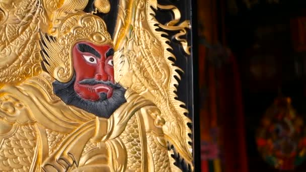 Puertas de madera decoradas con dioses tradicionales chinos antiguos de puerta santa guardianes Qin Shubao y Yuchi Jingde Gong — Vídeos de Stock