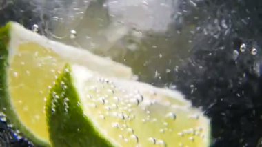 Detoks ya da susuzluk kavramı. Sağlıklı, diyet beslenme. Soğuk limonata, limon içecek. Siyah arka plan