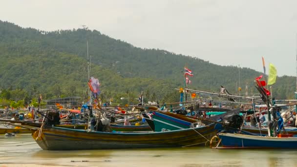Trópusi ocean beach, fából készült hagyományos színes csónak kikötve. Seascape ázsiai szegény muszlim halász falu közelében — Stock videók