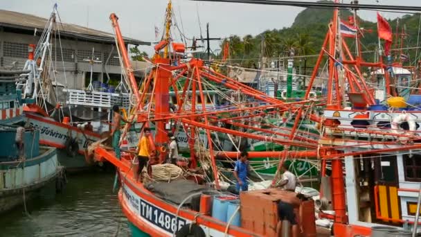 KHANOM, THAILAND - SETEMBRO 21, 2018. Barcos enferrujados na costa. Velhos navios enferrujados estacionados no porto da cidade dos pescadores. Indústria de lulas de pesca. A Ásia tradicional. Conceito de destruição dos recursos marinhos — Vídeo de Stock