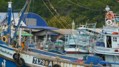 Khanom, Tayland - 21 Eylül 2018. Paslı tekneler sahilinde. Eski paslı gemiler limanda balıkçı City Park etmiş. Balıkçılık kalamar endüstrisi. Geleneksel Asya. oncept deniz kaynaklarının imha