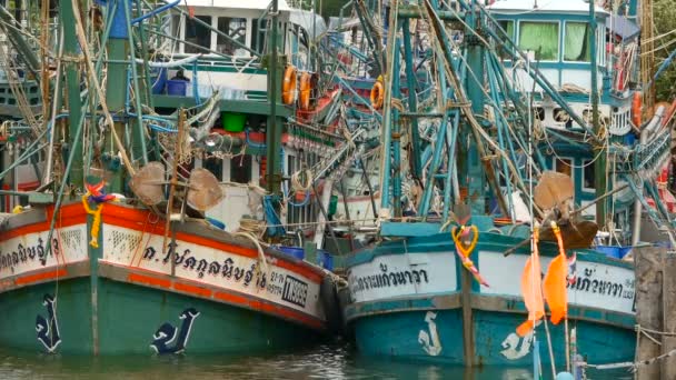 泰国 khanome-2018年底。海岸上锈迹斑斑的船。旧的锈迹斑斑的船只停在渔人市的港口。钓鱼鱿鱼产业。传统亚洲。破坏海洋资源的情况 — 图库视频影像