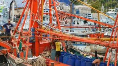 Khanom, Tayland - 21 Eylül 2018. Paslı tekneler sahilinde. Eski paslı gemiler limanda balıkçı City Park etmiş. Balıkçılık kalamar endüstrisi. Geleneksel Asya. oncept deniz kaynaklarının imha
