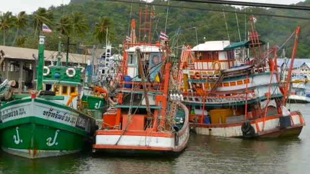 KHANOM, TAILANDIA - 21 DE SEPTIEMBRE DE 2018. Barcos oxidados en la costa. Viejos barcos oxidados estacionados en el puerto de la ciudad de Fisherman. Pesca industria de calamares. Asia tradicional. inicio de la destrucción de los recursos marinos — Vídeo de stock