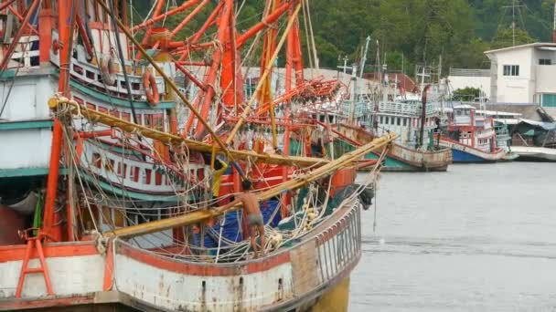 Khanom, Tayland - 21 Eylül 2018. Paslı tekneler sahilinde. Eski paslı gemiler limanda balıkçı City Park etmiş. Balıkçılık kalamar endüstrisi. Geleneksel Asya. oncept deniz kaynaklarının imha — Stok video