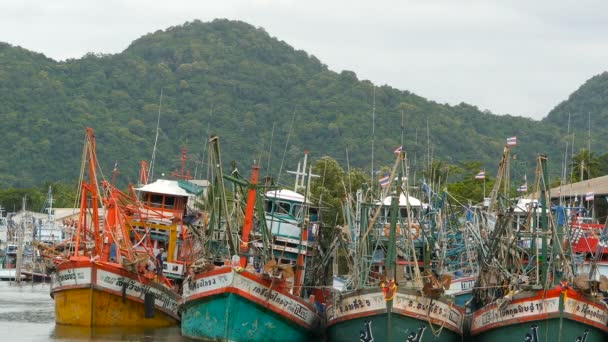 KHANOM, THAILAND - SETEMBRO 21, 2018. Barcos enferrujados na costa. Velhos navios enferrujados estacionados no porto da cidade dos pescadores. Indústria de lulas de pesca. A Ásia tradicional. Conceito de destruição dos recursos marinhos — Vídeo de Stock