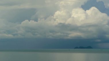 Turkuaz deniz üzerinde karanlık fırtına bulutları ile dramatik kasvetli gökyüzü. Okyanus Ufukta fırtına. Canlı hava timelapse güzel bir deniz manzarası yağmur fırtınası görüntülemek. Tropikal yağmur sezonu tayfun hava