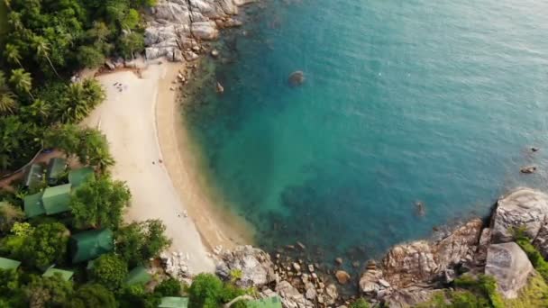 Antenn drönare ovanifrån av vit sand tropiska exotiska paradis liten strand i Koh Prangan island, Thailand. Små båtar på havsytan. Söt avlägsen strand med vulkaniska stenar och gröna kokospalmer — Stockvideo