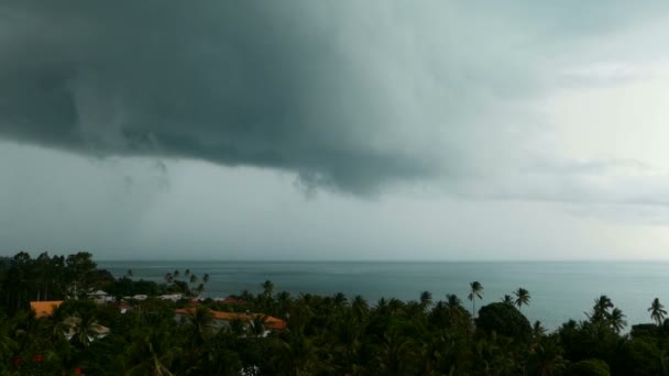 Dramatischer Düsterer Himmel Mit Dunklen Gewitterwolken Über Türkisfarbenem Meer Hurrikan — Stockvideo