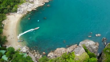 Beyaz kum tropikal egzotik cennet küçük kıyı Koh Prangan Island, Tayland hava dron üstten görünüm. Okyanus yüzeyindeki küçük tekneler. Volkanik taşların ve yeşil Hindistan cevizi avuç içi ile şirin uzak beach