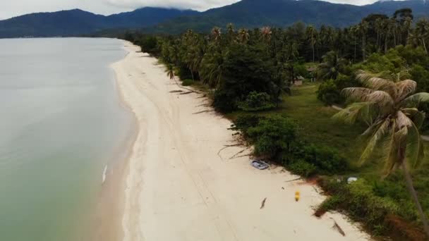 Drohnenblick auf sandige weiße Küste und grüne tropische Natur in Thailand. Paradiesstrand. Holzbungalow — Stockvideo