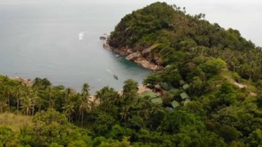 Beyaz kum tropikal egzotik cennet küçük kıyı Koh Prangan Island, Tayland hava dron üstten görünüm. Okyanus yüzeyindeki küçük tekneler. Volkanik taşların ve yeşil Hindistan cevizi avuç içi ile şirin uzak beach