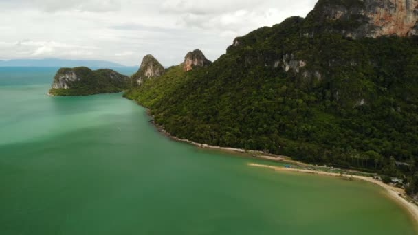 Drone vista al paraíso de la costa exótica y la colina kárstica cubierta de selva verde en Tailandia. Colorido océano o mar — Vídeos de Stock