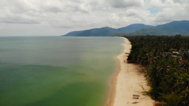 Paysage marin magnifique, plage de sable blanc tropical, eau turquoise. Top vue sur drone paysage exotique Thaïlande, cocotiers, bord de mer ou océan, montagnes. Vacances, villégiature, concept de voyage 