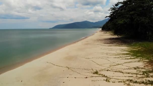 空中の美しい海、熱帯白い砂浜、青緑色の水。ドローンを見るエキゾチックなタイの風景、ヤシの木、海や大洋の岸、山をトップします。休暇、リゾート、旅行の概念 — ストック動画