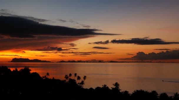 Majestoso verão laranja tropical timelapse pôr do sol sobre o mar com silhuetas montanhas. Vista aérea do crepúsculo dramático, céu nebuloso dourado sobre ilhas no oceano. Vivid entardecer paisagem marinha fundo natural — Vídeo de Stock