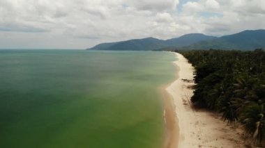 Hava güzel deniz manzarası, tropikal beyaz kumlu plaj, Turkuaz su. «Ana sayfa» dron görünüm egzotik Tayland manzara, Hindistan cevizi palmiye ağaçları, deniz ya da okyanus kıyısında, dağlar. Tatil, resort, seyahat kavramı