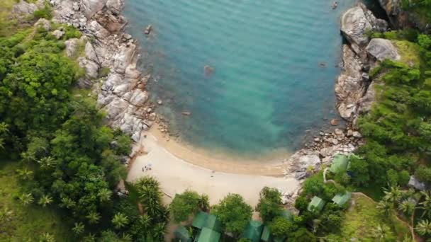 Το top view εναέριο κηφήνα της λευκής άμμου τροπικό παράδεισο εξωτικών μικροσκοπικά ακτή στο νησί της Koh Prangan, Ταϊλάνδη. Μικρές βάρκες στην επιφάνεια του ωκεανού. Χαριτωμένο απομακρυσμένη παραλία με ηφαιστειακές πέτρες και πράσινες καρύδας παλάμες — Αρχείο Βίντεο