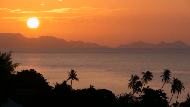 Majestoso verão laranja tropical timelapse pôr do sol sobre o mar com silhuetas montanhas. Vista aérea do crepúsculo dramático, céu nebuloso dourado sobre ilhas no oceano. Vivid entardecer paisagem marinha fundo natural — Vídeo de Stock
