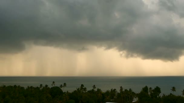 Dramatische sombere hemel met donkere onweer wolken over de turquoise zee. Orkaan op Oceaan horizon. Levendige luchtfoto timelapse mooie bekijken van storm zeegezicht regent. Tropische regen seizoen tyfoon weer — Stockvideo