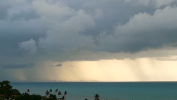 Драматическое мрачное небо с темными грозовыми облаками над бирюзовым морем. Ураган на океанском горизонте. Яркий, воздушный, красивый вид ливневых дождей на мысе. Погода во время тайфуна — стоковое видео