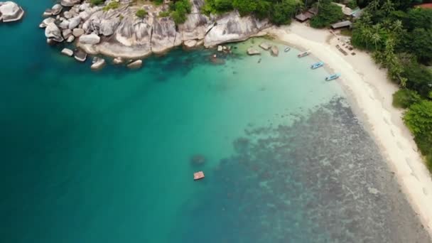 Aerial drone top view of white sand tropical exotic paradise tiny shore in Koh Prangan island, Thailand. Small boats on ocean surface. Cute remote beach with volcanic stones and green coconut palms — Stock Video