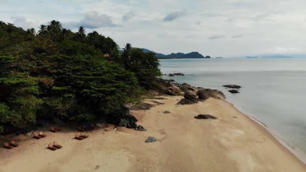Воздушный красивый мыс, белый песчаный пляж, бирюзовая вода. Топ-дрон вид экзотического ландшафта Таиланда, кокосовых пальм, морского или океанского побережья, гор. Отдых, курорт, туристическая концепция — стоковое видео