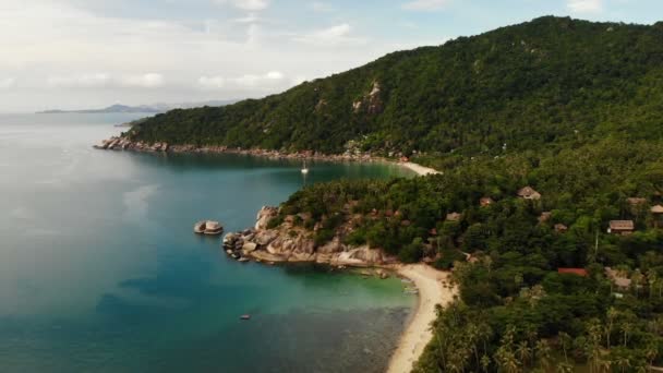 空中ドローン白い砂熱帯のエキゾチックな楽園島 Prangan 島、タイで小さな海岸の平面図です。海の表面に小さいボート。火山石と緑のヤシの木のかわいいのリモートのビーチ — ストック動画