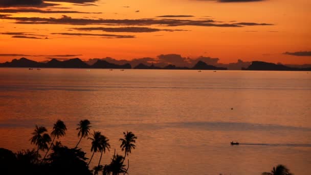 山のシルエットと海の上雄大な熱帯オレンジ夏リアルタイム夕日 劇的なミステリー 黄金曇り海の島上空の空撮 鮮やかな夕暮れの海自然な背景 — ストック動画