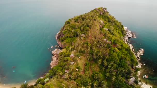 Drone aéreo vista superior de areia branca tropical paraíso exótico pequena costa na ilha de Koh Prangan, Tailândia. Pequenos barcos na superfície do oceano. Praia remota bonito com pedras vulcânicas e coqueiros verdes — Vídeo de Stock