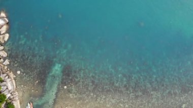 Beyaz kum tropikal egzotik cennet küçük kıyı Koh Prangan Island, Tayland hava dron üstten görünüm. Okyanus yüzeyindeki küçük tekneler. Volkanik taşların ve yeşil Hindistan cevizi avuç içi ile şirin uzak beach