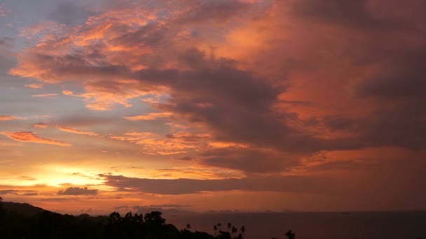 Majestuoso Atardecer Verano Naranja Tropical Sobre Mar Con Siluetas Montañas — Vídeos de Stock