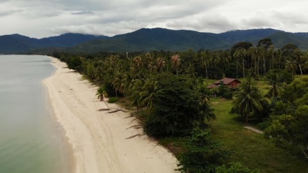 Vue par drone sur la rive blanche sablonneuse et la nature tropicale verte en Thaïlande. Paradise Beach. Bungalow en bois — Video