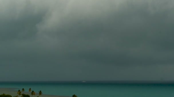 Dramatyczne ponure niebo z ciemnym burza z piorunami chmury nad turkusowe morze. Huragan na horyzoncie. Żywe antenowe timelapse piękny widok burza deszcz seascape. Pogoda tajfun sezon tropikalny deszcz — Wideo stockowe