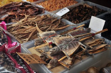 Yerel pazar ahır Satılık egzotik kuru gıda ürün yelpazesine. Egzotik Tokkey gekko sokak pazarında Satılık kurutulmuş