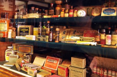 Cam raflar içinde çeşitli ilaçlar ve ilaç ile eski eczacı üzerinden vurdu. Eski kimyager mağaza rafları