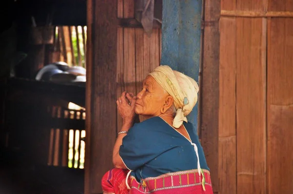 Chiang Mai Thailand Março 2013 Vista Lateral Mulher Idosa Lisu — Fotografia de Stock