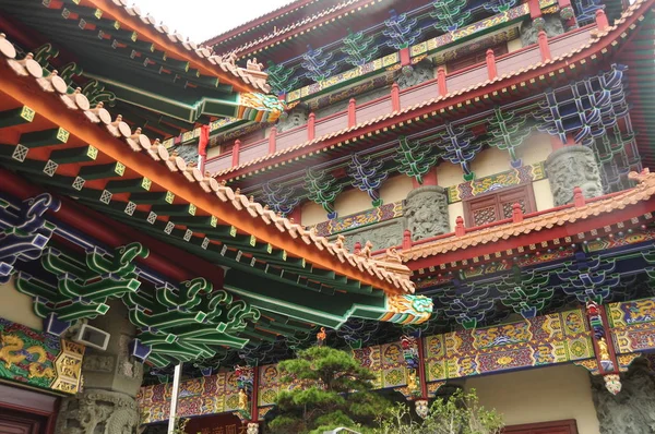 Vícebarevné Zářící Fasádu Orientální Chrámu Navržená Střecha Exteriér Krásné Dekorativní — Stock fotografie