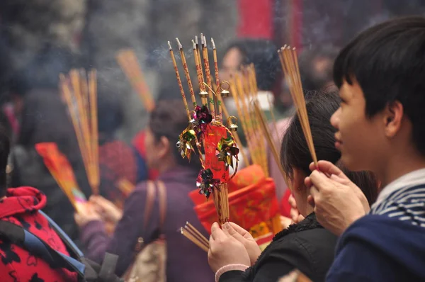 2015年2月22日 在寺庙附近有一群拿着芳香棒的人 在黄大仙寺前 看到拥挤的广场上有人携带燃烧的木棍 庆祝新年 — 图库照片