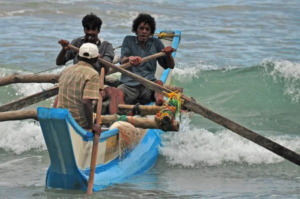 Hikkaduwa Sri Lanka Grudnia 2011 Grupa Etniczna Ludzi Pływających Drewnianej — Zdjęcie stockowe