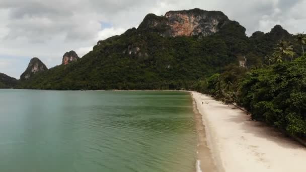 Drone weergave naar het paradijs exotische kust en karst heuvel bedekt met groene jungle bos in Thailand. Kleurrijke Oceaan of zee — Stockvideo