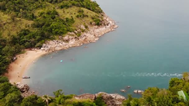 Το top view εναέριο κηφήνα της λευκής άμμου τροπικό παράδεισο εξωτικών μικροσκοπικά ακτή στο νησί της Koh Prangan, Ταϊλάνδη. Μικρές βάρκες στην επιφάνεια του ωκεανού. Χαριτωμένο απομακρυσμένη παραλία με ηφαιστειακές πέτρες και πράσινες καρύδας παλάμες — Αρχείο Βίντεο