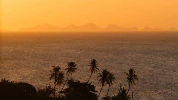 Majestätischen tropischen orangen Sommer Echtzeit Sonnenuntergang über dem Meer mit Bergen Silhouetten. Luftaufnahme dramatischer Dämmerung, goldener bewölkter Himmel über Inseln im Ozean. lebendige Dämmerung Meereslandschaft natürlichen Hintergrund — Stockvideo