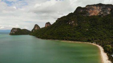 Yeşil orman orman Tayland cenneti egzotik Sahili ve karstik hill görünümüne dron kaplı. Renkli okyanus veya deniz