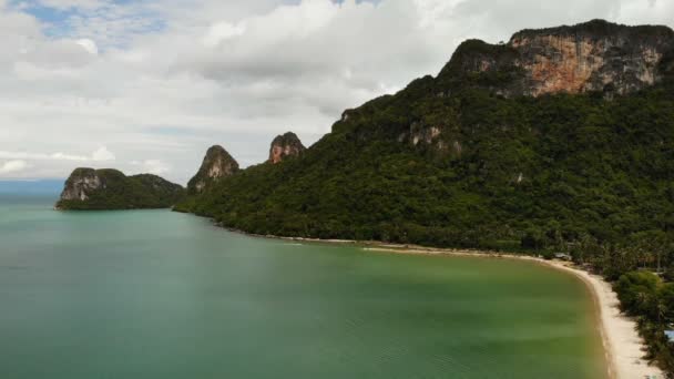Drönarvy till paradise exotiska kusten och karst kulle täckt med gröna djungeln skogen i Thailand. Färgglada ocean eller havet — Stockvideo