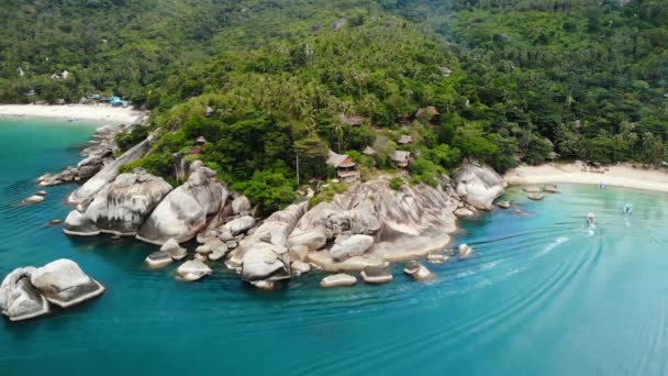 Aereo drone vista dall'alto di sabbia bianca tropicale paradiso esotico piccola riva nell'isola di Koh Prangan, Thailandia. Piccole barche sulla superficie dell'oceano. Carina spiaggia remota con pietre vulcaniche e palme da cocco verdi — Video Stock
