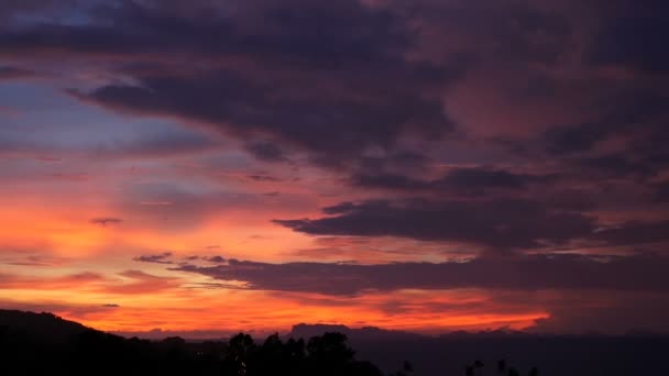 Majestuoso atardecer de verano naranja tropical sobre el mar con siluetas de montañas. Vista aérea del crepúsculo dramático, cielo nublado dorado sobre las islas en el océano. Fondo natural del paisaje marino del atardecer vívido — Vídeos de Stock