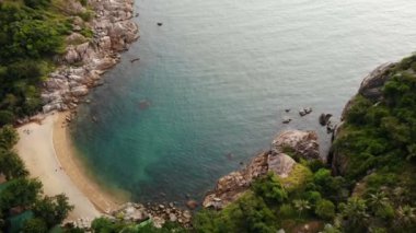 Beyaz kum tropikal egzotik cennet küçük kıyı Koh Prangan Island, Tayland hava dron üstten görünüm. Okyanus yüzeyindeki küçük tekneler. Volkanik taşların ve yeşil Hindistan cevizi avuç içi ile şirin uzak beach.